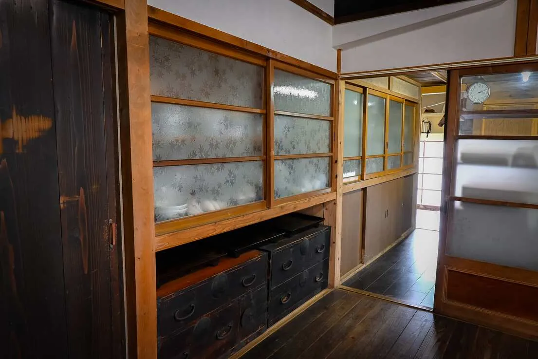 黒光りする木の建具と、暗がりに差す光