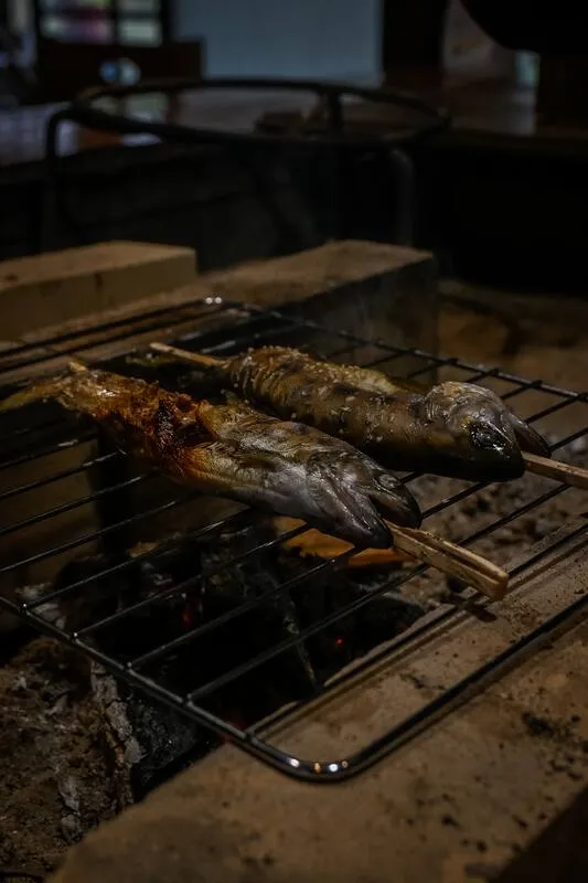 囲炉裏で焼く川魚
