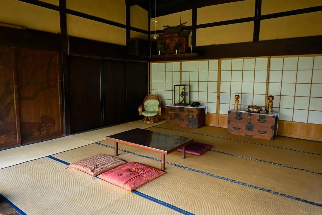 座卓を置いた広い畳の座敷